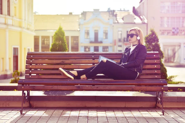 Hipster meisje zit op bankje — Stockfoto