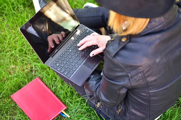 Hipster-Mädchen sitzt mit Laptop — Stockfoto