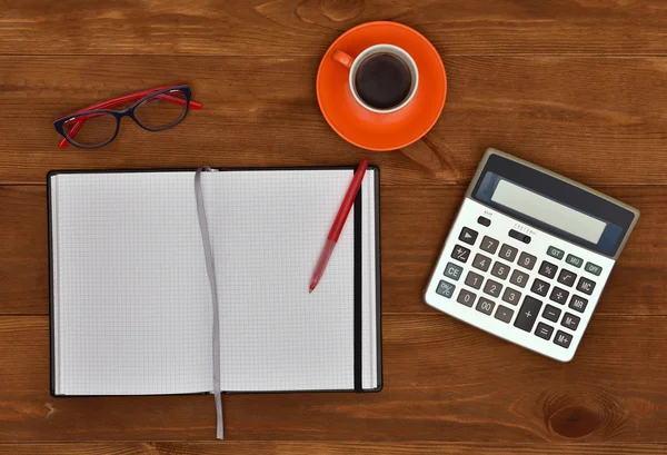 Local de trabalho com itens de escritório — Fotografia de Stock