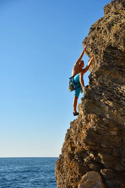 Mann klettert auf Berg — Stockfoto