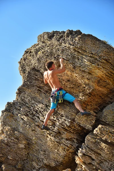 Extreme klimmer klimt op een rots — Stockfoto