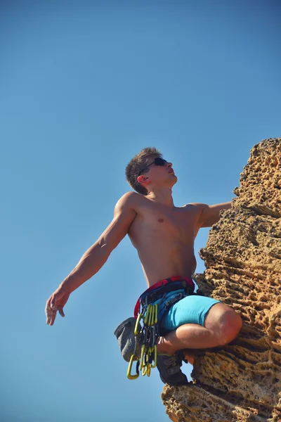 Klimmer klimmen met karabijnen — Stockfoto