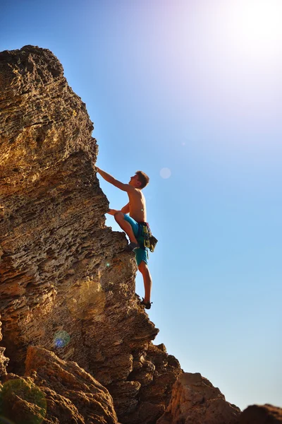 Man climbing up — Stock Photo, Image