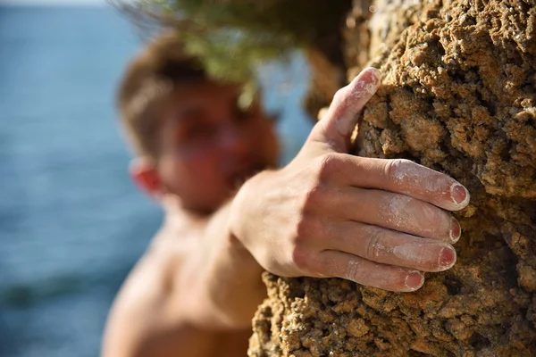 Climber making efforts to succeed — Stock Photo, Image