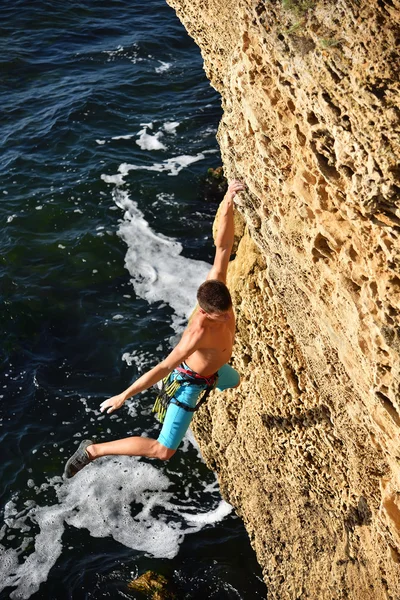 Mann auf Felsen gefangen — Stockfoto