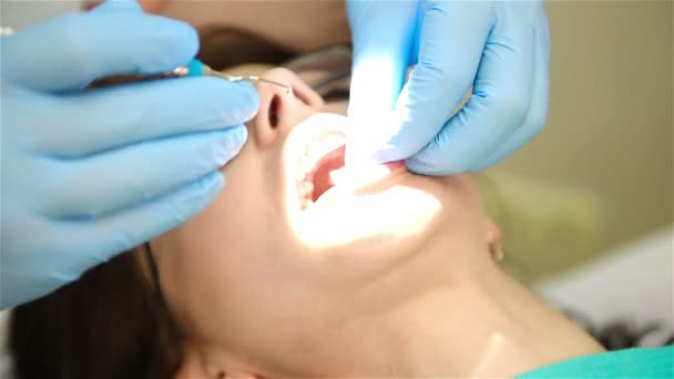 Zubní lékař provádějící operaci v ústech, zavřít do