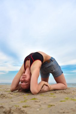 kenarı yoga yaparken kız