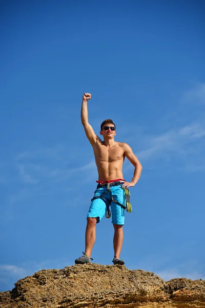 Erkek dağcı yükselterek el — Stok fotoğraf