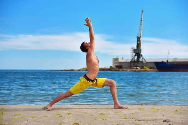 Caucásico hombre actos yoga — Foto de Stock