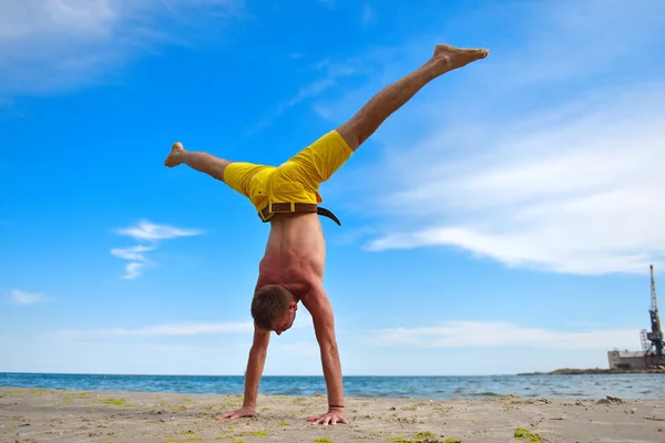 Yoga man die op handen — Stockfoto