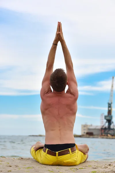 Hombre haciendo ejercicios de yoga — Foto de Stock