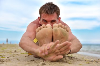 Yoga yapan genç adam.