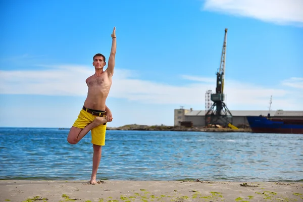 Caucásico hombre actos yoga — Foto de Stock