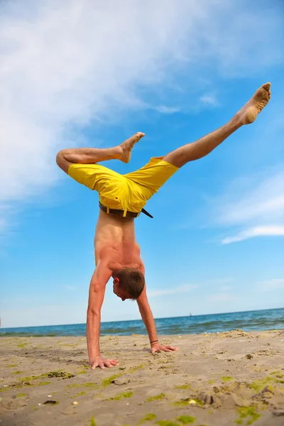 Yoga man die op handen — Stockfoto