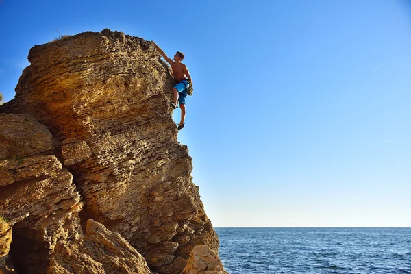 Man climbing up on mountain — Stock Photo, Image