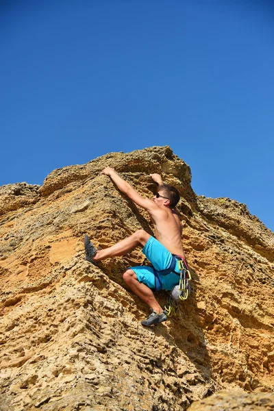 Mannelijke rock klimmer — Stockfoto