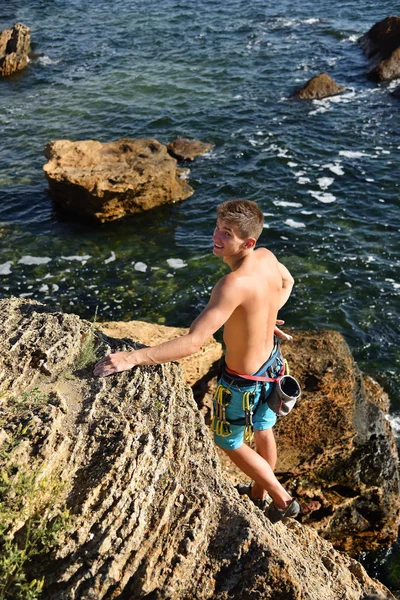 Hombre escalando en una roca —  Fotos de Stock