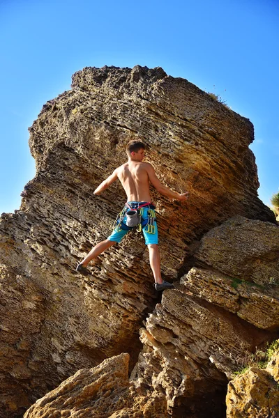 Muž, lezení na horu — Stock fotografie