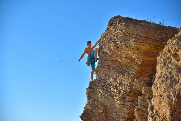Ακραία ορειβάτης ανεβαίνει σε ένα βράχο — Φωτογραφία Αρχείου