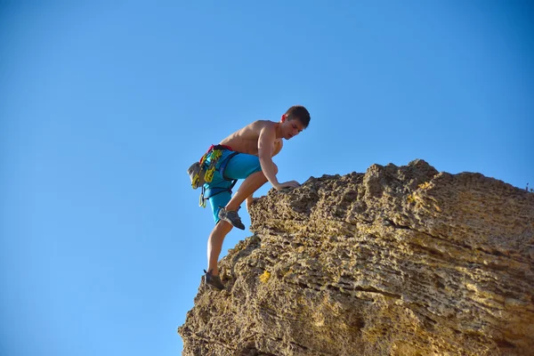 Homem escalando na montanha — Fotografia de Stock