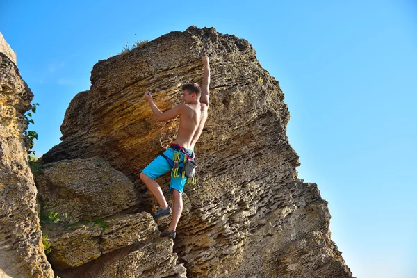 Mannelijke rock klimmer — Stockfoto