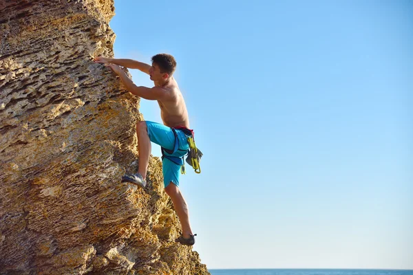 Hombre subiendo a la montaña —  Fotos de Stock