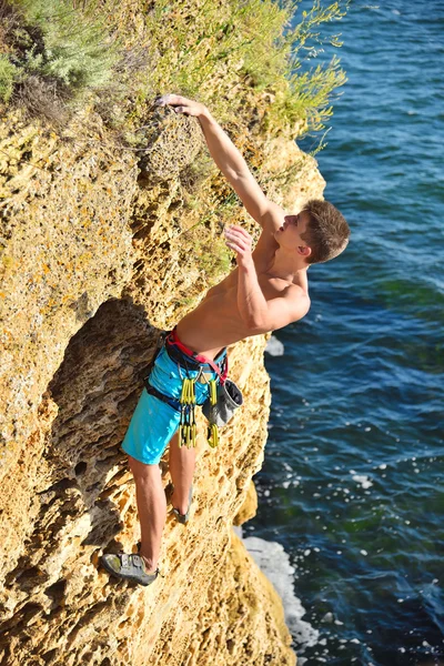 Klimmer opknoping door een klif — Stockfoto