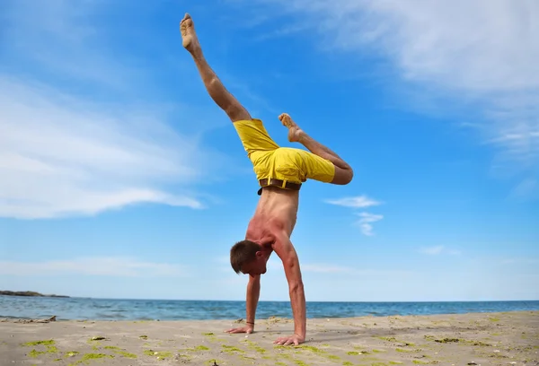 Yoga man die op handen — Stockfoto