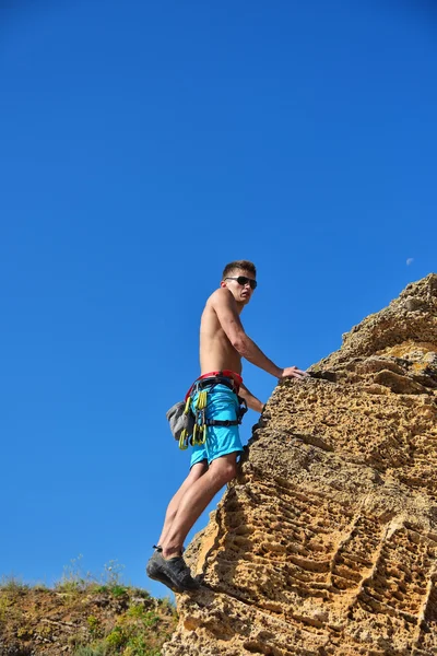 Climber climbing with carbines — Stock Photo, Image