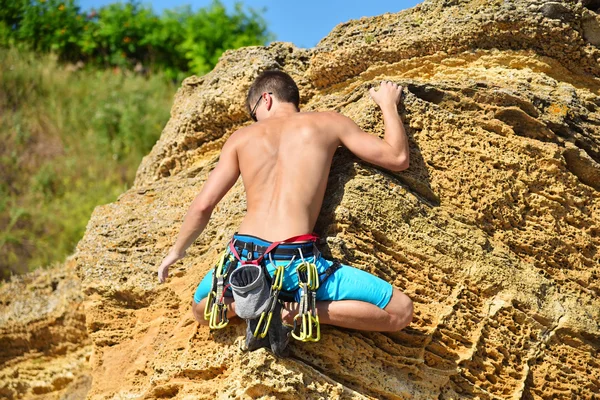 Extreme man op gele rots klimmen — Stockfoto