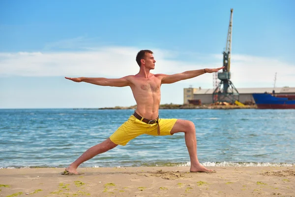Man die yoga oefeningen — Stockfoto