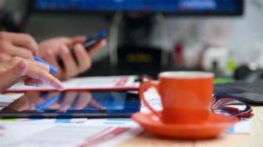 Dijital Tablet ile hisse senedi grafikleri kullanarak iş adamları