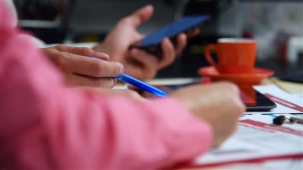 Les hommes d'affaires travaillant dans le bureau et la navigation dans les nouvelles financières sur Touch Pad 