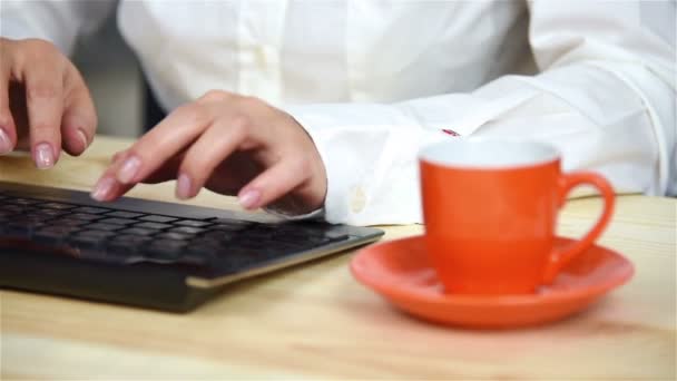 Mujer de negocios escribiendo en el teclado inalámbrico negro — Vídeos de Stock