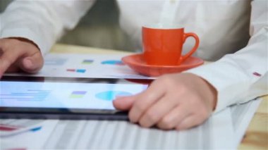 İş kadını çalışma ve mali raporu kontrol