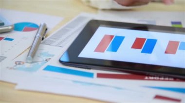 Tüccar kadın Menkul Kıymetler Borsası istatistik dijital Tablet üzerinde görünüyor.