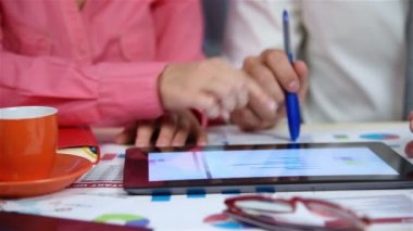 Dokunmatik yüzey ile Menkul Kıymetler Borsası istatistiklerini kullanarak ortak çalışan