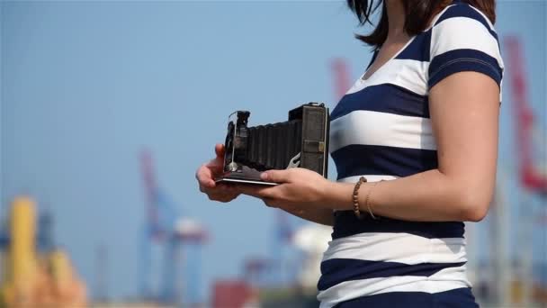 Παλιά φωτογραφική μηχανή στα χέρια κορίτσι. Αργή κίνηση αποτέλεσμα — Αρχείο Βίντεο