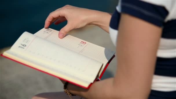 Mädchen blättert in einem leeren Tagebuch. Zeitlupeneffekt — Stockvideo