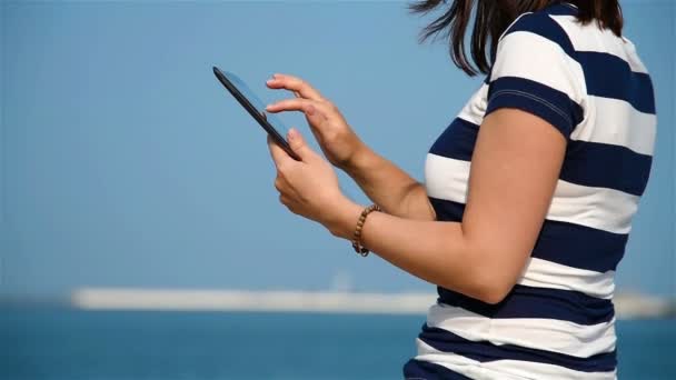 Mujer tocando Tablet Computer. Efecto de cámara lenta — Vídeos de Stock