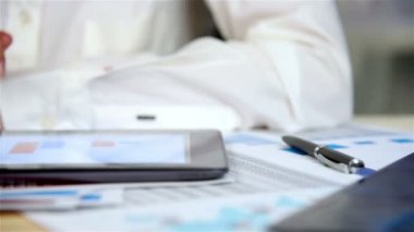 Tüccar kadın Menkul Kıymetler Borsası istatistik dijital Tablet üzerinde görünüyor.