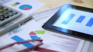 Tüccar kadın Menkul Kıymetler Borsası istatistik geçerlilik Tablet üzerinde görünüyor.