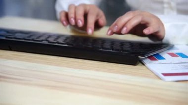 Kadın el yazarak üzerinde klavye ve denetimleri başlatmak raporu