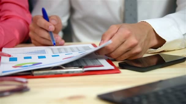 Co-lavoratore al lavoro sull'analisi del bilancio. Effetto rallentamento — Video Stock