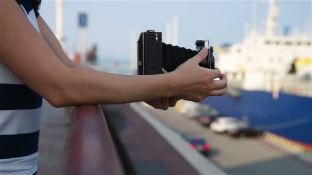 Lány kezében tartja a régi kamera. — Stock videók