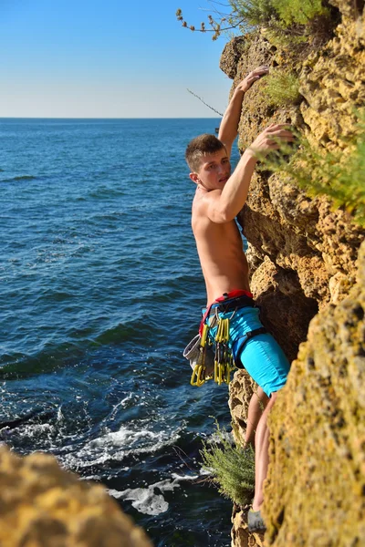 Mászó ember lóg egy szikláról — Stock Fotó