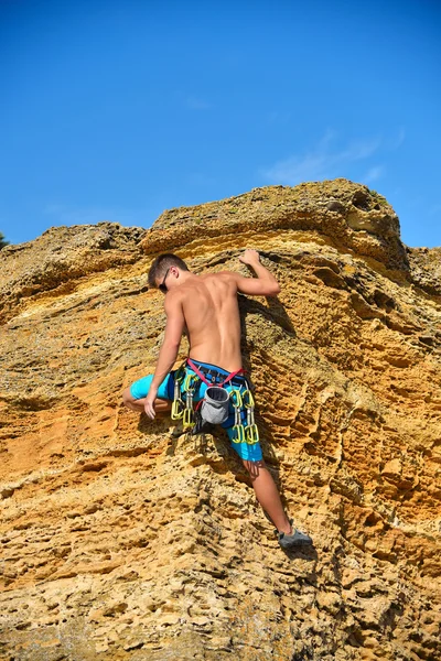 Mann klettert auf Berg — Stockfoto
