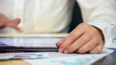 Çalışma ve mali raporu kontrol bir işkadını. Ağır çekim etkisi