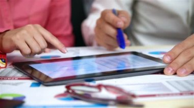 Ortak çalışan tablet Menkul Kıymetler Borsası istatistikleri ile kullanma. Ağır çekim etkisi