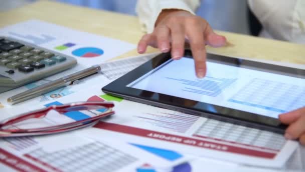 Comerciante Businesswoman mira en las estadísticas de la bolsa de valores en Tablet — Vídeos de Stock